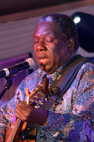 Fortune Salaire Mensuel de Vusi Mahlasela Combien gagne t il d argent ? 1 000,00 euros mensuels