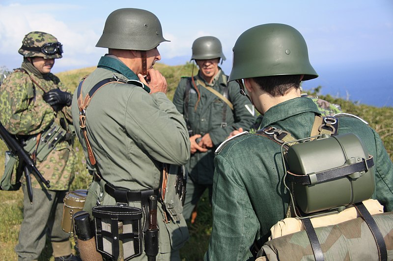 File:WW2 Gernika Battalion German troops Pointe de Grave April 1945 (reenactment by Sancho de Beurko Association and EnigmaAirSoft1945 group in Punta Lucero 2014-06-15) Wehrmacht uniforms personal equipment Alemanak solasean.jpg