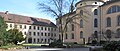 Innenhof am Schlossbau mit Nordfassade der Basilika