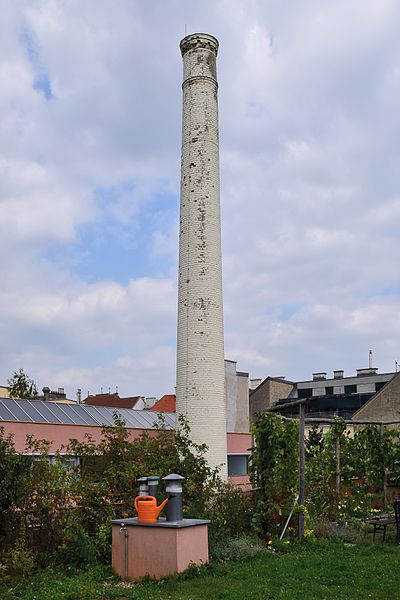 File:Wien-Penzing - Wohn- und Kulturprojekt Sargfabrik - 11 - Schornstein vom Dachgarten aus gesehen.jpg