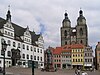 Der Marktplatz der Lutherstadt mit dem Rathaus und der Stadtkirche St. Marien