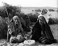 Bédouines voilées cuisinant, désert de Beersheva, Palestine ottomane (vers 1900-1920)