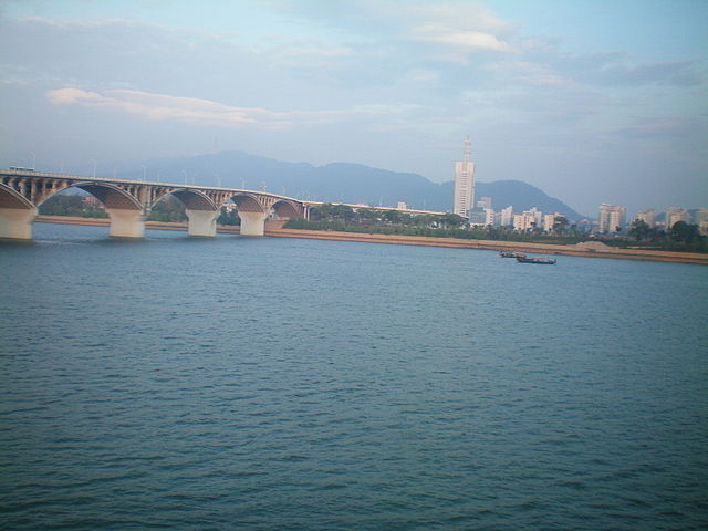 Picture of Xiang River in Changsha, the Orange Island Bridge is on the left and Orange Isle (Juzizhou) is in front.