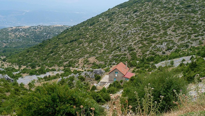 File:Το καταφύγιο του ορειβατικού συλλόγου Ιωαννίνων στο Μιτσικέλι.jpg