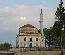 Φετιχέ τζαμί και ο τάφος του Αλή Πασά στην ακρόπολη του Ιτς Καλέ.jpg