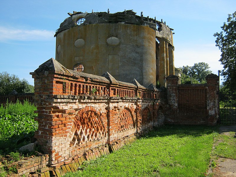 File:Воскресенская церковь, вид от главного дома.jpg