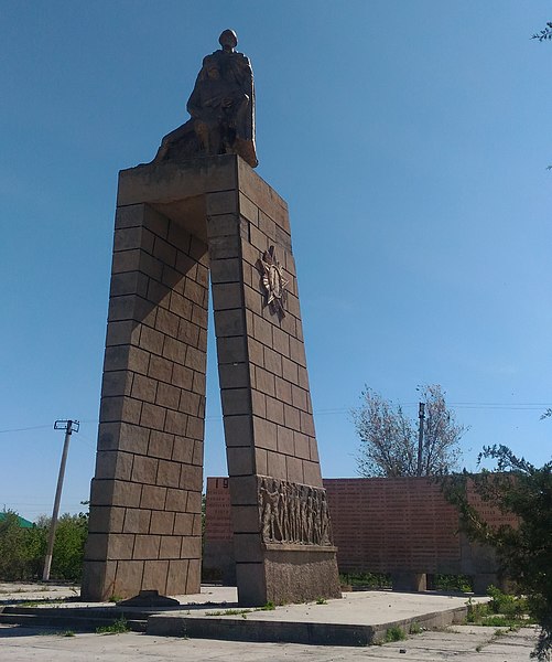 File:Памятник воинам, павшив в ВОВ в центре села.jpg