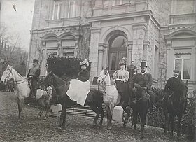 У входа в дом Кочубея, 1910 г.