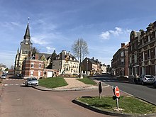 L'église Saint-Pierre (façade sud) et le monument à Parmentier.