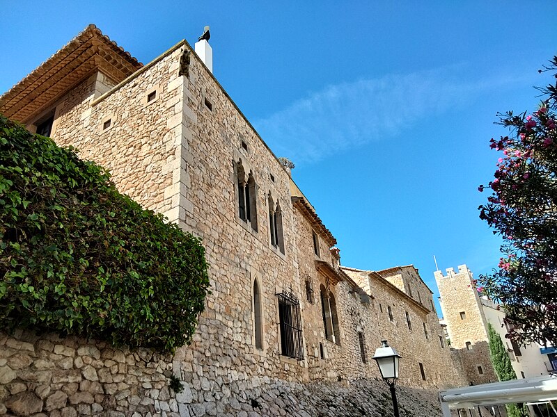 File:001 Casa Folch i Torres i palau del Rei Moro (Sitges), façana de la muralla.jpg