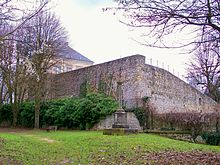L'enceinte intérieure du château d'En-Haut (ou château Saint-Côme) qui pourrait dater du XIe siècle, à même titre que le donjon ; c'est vers le sud-est que les murs gardent encore leur hauteur initiale.