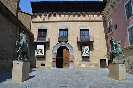 Fachada del Museo Pablo Gargallo en el antiguo Palacio de Argillo con las esculturas "Saludo Olímpico" de Pablo Gargallo.