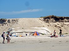 Tréguennec : les dunes sensibles à l'érosion ; apports de sable et tentative de protection de la dune par des géotextiles.