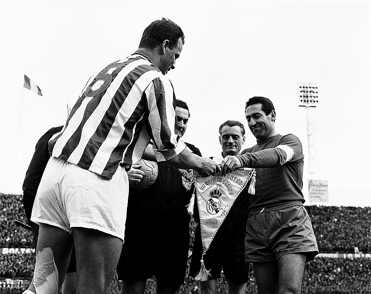 File:1961–62 European Cup - Juventus v Real Madrid - John Charles and Francisco Gento.jpg