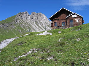 View over the Loreahütte to the Loreakopf
