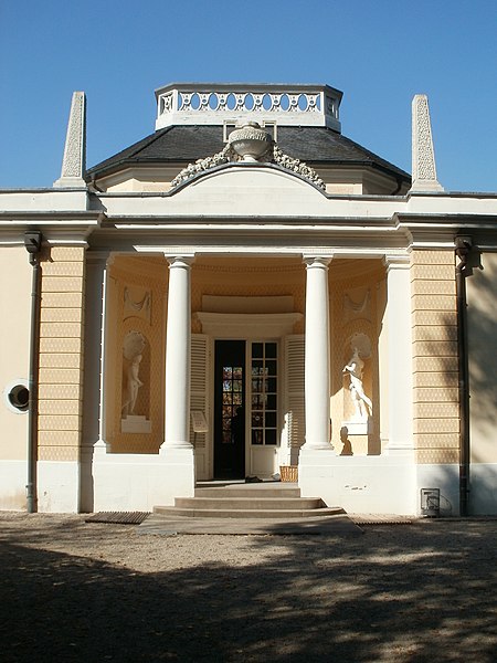 File:20110925Badhaus Schwetzingen2.jpg