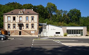 La mairie et la salle des fêtes.