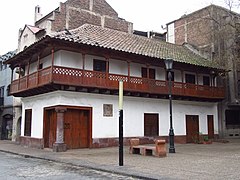 2017 Santiago do Chile - Esmeralda 749, casa colonial.jpg