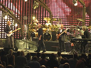 Genesis interpretando Throwing It All Away en Washington D. C., EE. UU., tomada durante la gira Turn It On Again 2007