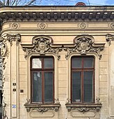 Arhitectura neorococo - Pereche de ferestre a unei case de oraș de pe Strada Ernest Broșteanu din București, probabil circa 1900, arhitect necunoscut