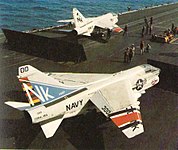 作戦参加のため主翼に識別塗装が施された空母コーラル・シー所属のA-7E