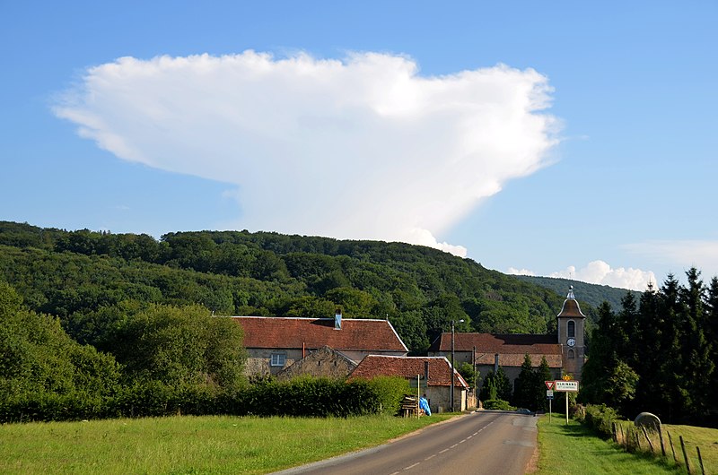 File:A nice "hammer and anvil"cloud for the coming rain in the French Jura at Glainans - panoramio.jpg