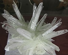 Synthetische Kristallstufe aus Ammoniumdihydrogenphosphat