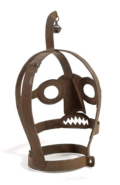 390px-An_Iron_'scolds_bridle'_mask_used_