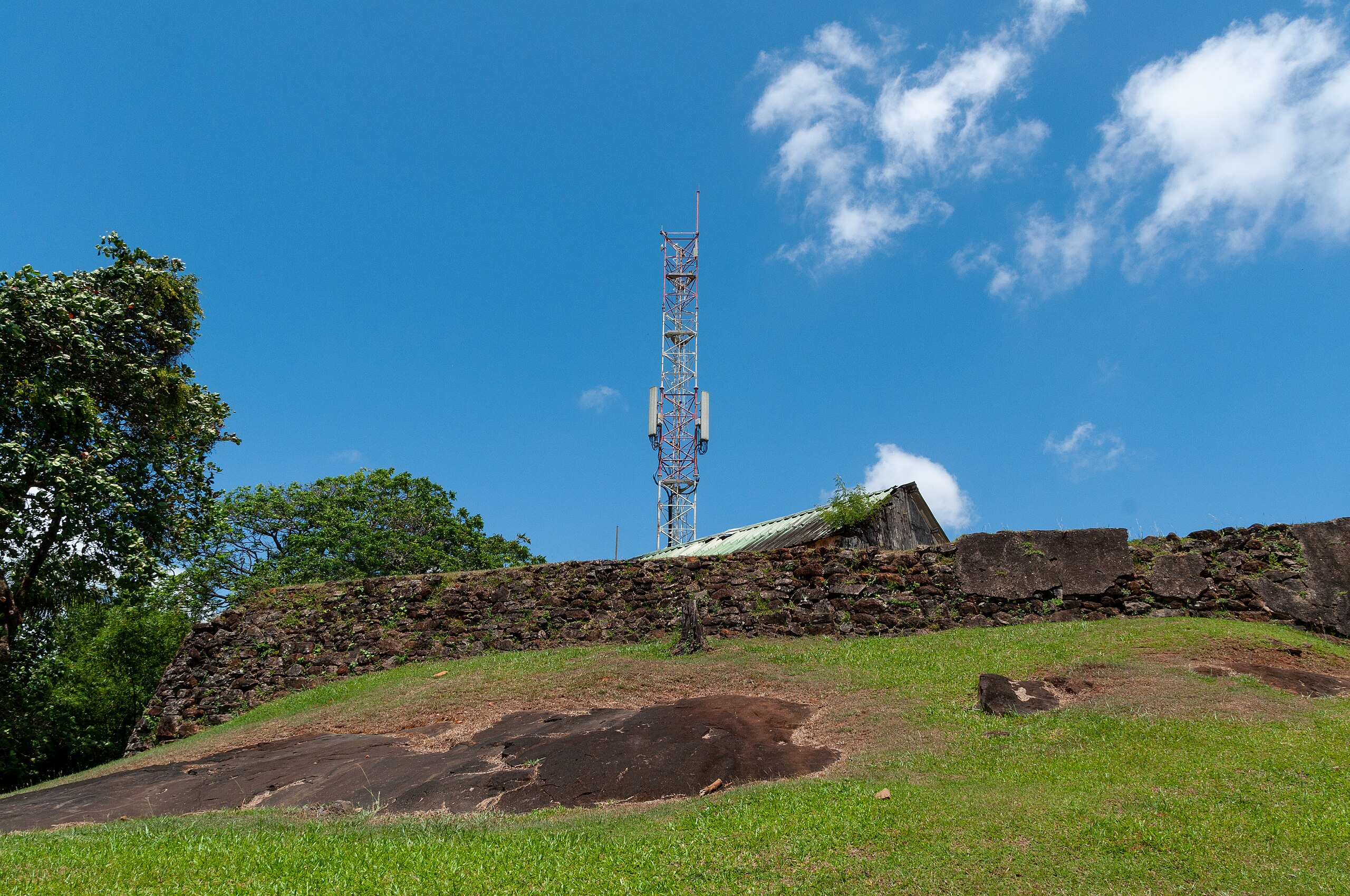 File:Antenne du Fort Cépérou 1.jpg - Wikimedia Commons