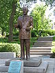 Assemblée nationale - Statue René Lévesque1.jpg