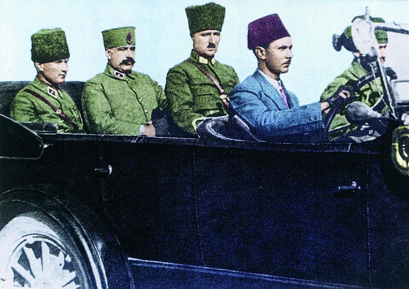 File:Atatürk ve kurmayları.jpg