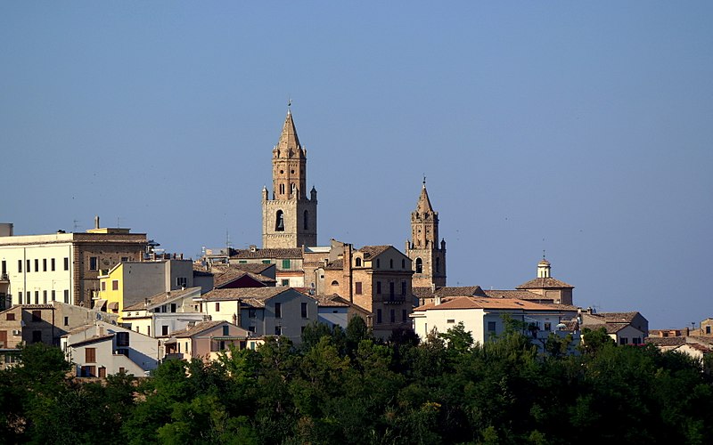 File:Atri - Campanili del Duomo e di Sant'Agostino.JPG