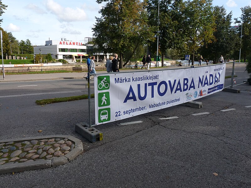 File:Autovaba päeva reklaam Vabaduse puiesteel Tartu linna tervisepäeval, 22. september 2012.jpg