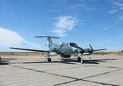 Un B200 Cormorán en la pista del aeropuerto.