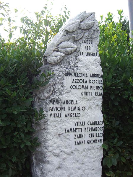 File:BG-931-Endine-fontana-e-stele-caduti-per-la-Liberta.jpg