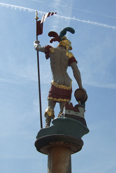 File:Bad Tölz Skulptur Heiliger Florian.jpg