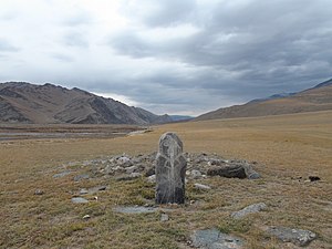 Balbal di Munkh-Khairkhan gunung - panoramio.jpg