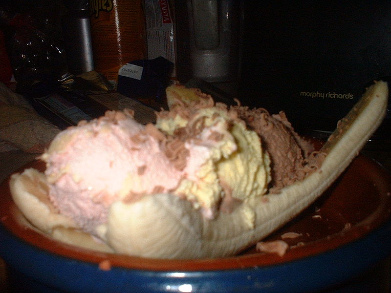 File:Banana split 2.JPG