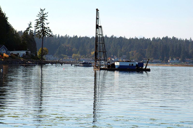 File:Barge at Fox Island.jpg