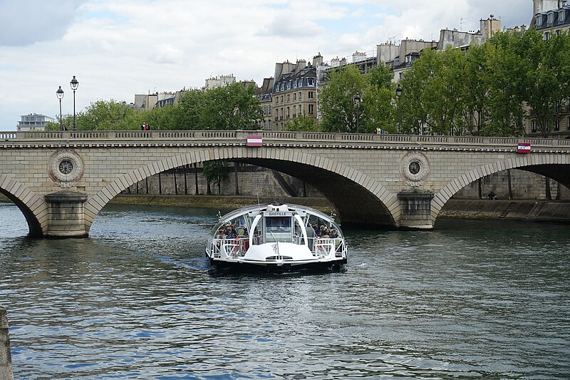 File:Batobus @ Square Federico Garcia Lorca @ Parc Rives de Seine @ Seine @ Paris (34281840721).jpg