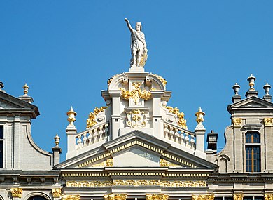 Le fronton, le pignon et la statue du patron des tailleurs.