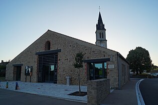 Bibliothèque municipale et église Saint-Melaine du Tablier (Éduarel, 25 juin 2016).jpg