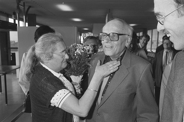 Yelena Bonner and Andrei Sakharov after their arrival for the conferment of the honorary doctorate in law from the University of Groningen, 15 June 19