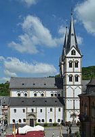 St. Severus (Boppard), Türme Mitte 12. Jh., einige Kleeblattbögen, Langhaus Anf. 13. Jh., rundbogige Arkaden und Emporenarkaden, Mittelschiff mit gerippten spitzbogigen Schirmgewölben, …