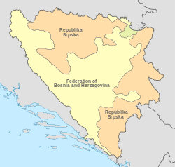 Bosna Hersek'teki Bosna-Hersek Federasyonu'nın sınırları (sarı) Brčko Bölgesi (soluk yeşil)a
