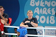 Deutsch: Boxen bei den Olympischen Jugendspielen 2018 Tag 12, 18. Oktober 2018 - Finale Leichtgewicht Mädchen – Junioren-Weltmeisterin und dreifache Juniorinnen-Europameisterin Caroline Sara DuBois (Großbritannien, blau) schlägt Juniorinnen-Asienmeisterin Porntip Buapa (Thailand, rot). English: Boxing at the 2018 Summer Youth Olympics on 18 October 2018 – Girls' lightweight Gold Medal Bout – Caroline Sara DuBois (Grat Britain, blue) wins over Porntip Buapa (Thailand, red). Español: Boxeo en los Juegos Olímpicos Juveniles de Verano de 2018 en 18 de octubre de 2018 - Combate de medalla de oro de peso ligero para niñas - Caroline Sara DuBois (Gran Bretaña, azul ) gana sobre Porntip Buapa (Tailandia, rojo).