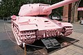 Čeština: Růžový tank výtvarníka Davida Černého na Komenského náměstí před Červeným kostelem, instalovaný v rámci výstavy Moravské galerie Kmeny 90. Snímek pořízen 22. května, po pokusech o překrytí tanku plachtou nebo jeho přemalování "zpět" na zeleno, po spadnutí selfíčkáře z hlavně, a tedy po ohrazení provazy, instalování zákazových i informačních tabulí.