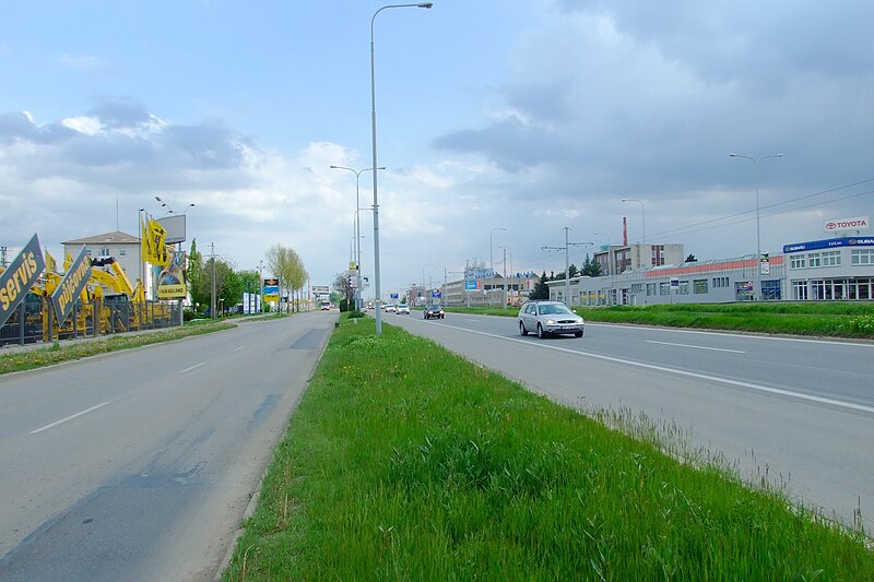 File:Brno-Přízřenice - obchodně průmyslová zóna na Vídeňské ulici od severu.jpg