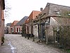 Hoeve onder rieten dak met mooie houten deeldeur