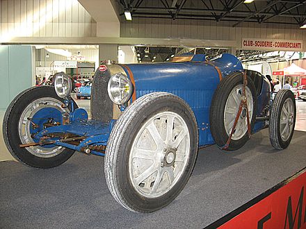 Achille Varzi participe à son premier Grand Prix, à Milan et en 1926 sur une Bugatti Type 37. Malgré son abandon, cette monoplace dotée d'un demi-moteur de Type 35 (avec quatre cylindres en ligne) lui donne le goût de l'automobile.